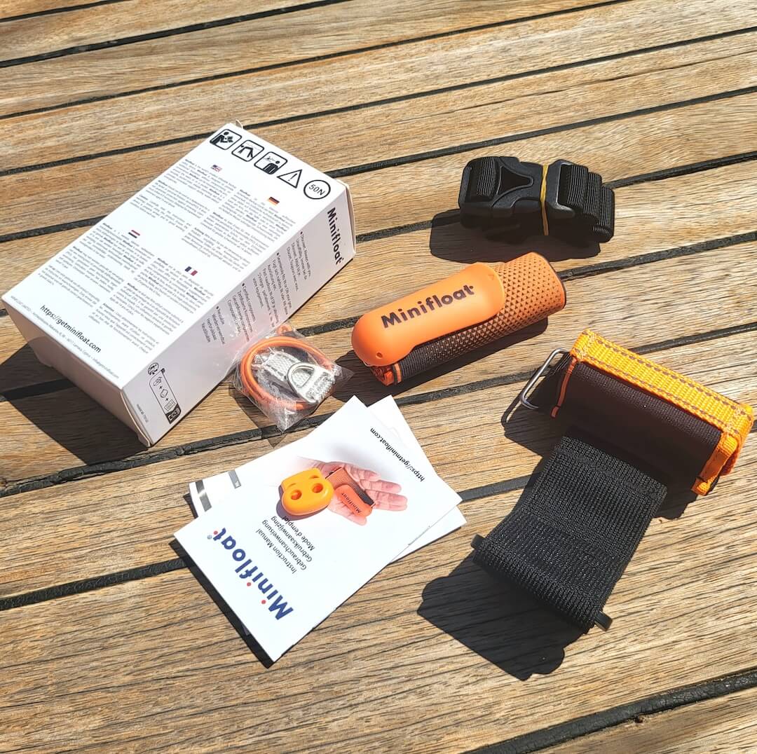 Minifloat product set on a wooden surface with packaging and instructions.